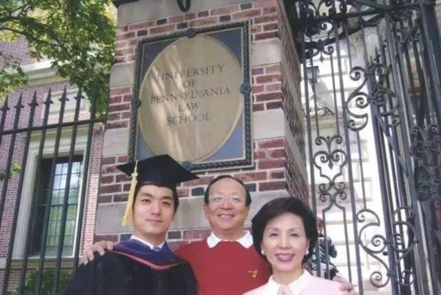 ·获得美国宾夕法尼亚大学博士学位后，蒋万安与父母合影。