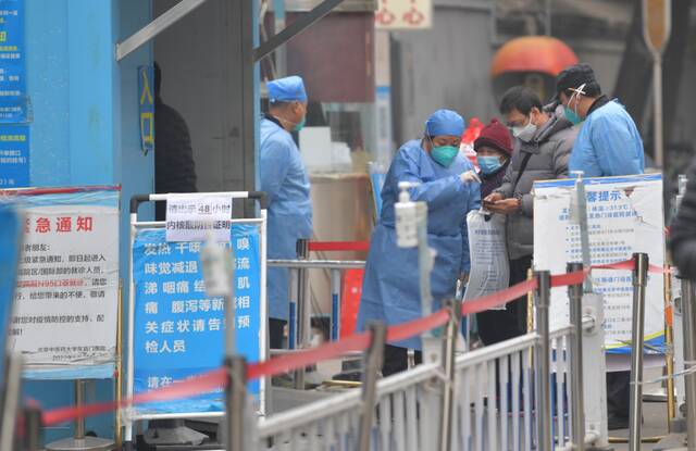 ▲2022年11月24日，北京中医药大学东直门医院，医务人员在检查入院人员的流调码。图/IC photo