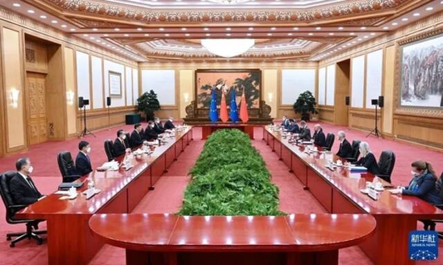 12月1日，国家主席习近平在北京人民大会堂同欧洲理事会主席米歇尔举行会谈图：新华社