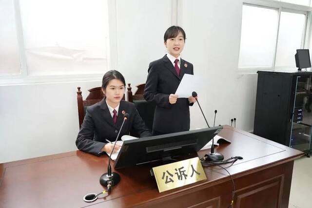 陈洁(右)出庭支持公诉。