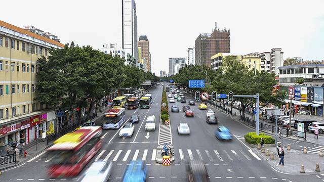 2022年12月1日，广州海珠区，新港中路车流恢复。人民视觉图