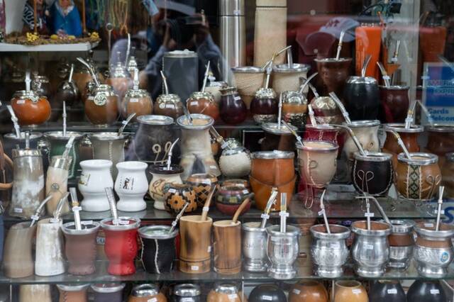 阿根廷当地店铺中售卖的马黛茶葫芦杯（图源：图虫创意）