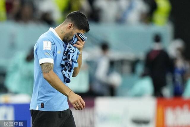 乌拉圭队球员苏亚雷斯掩面痛哭