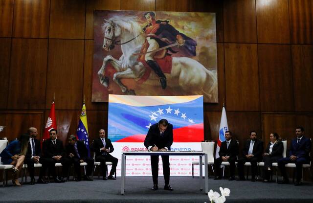 2012年12月2日，委内瑞拉首都加拉加斯，双方签署协议现场。（路透社图）