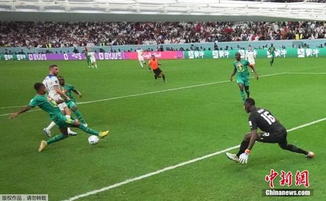 当地时间12月4日，2022卡塔尔世界杯1/8决赛继续进行，英格兰队对阵塞内加尔队的比赛正式打响。图为英格兰球员亨德森破门瞬间