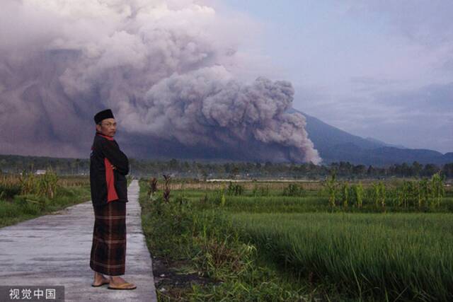 印尼塞梅鲁火山大规模喷发：火山灰遮蔽山景，两千民众紧急疏散