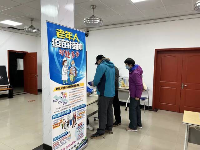 设在上海社区老年活动室内的一处疫苗接种点
