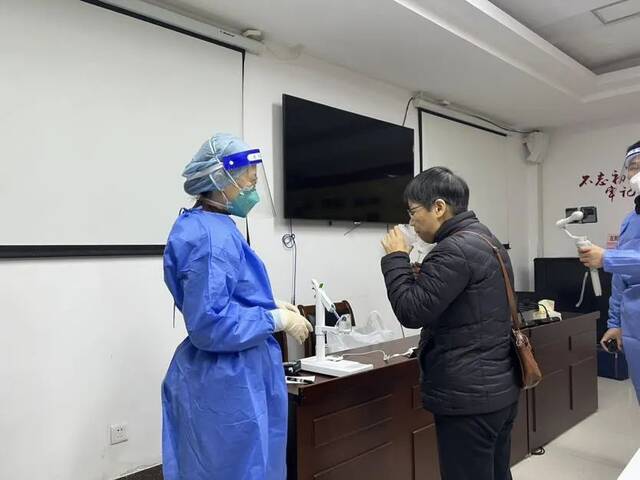 12月4日，杨浦区平凉路街道党建服务中心新冠疫苗接种点，不少市民尝试吸入式疫苗接种