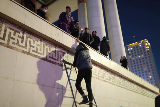12月5日，蒙古国首都乌兰巴托发生抗议活动图自澎湃影像