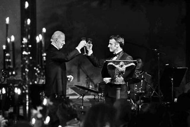 当地时间12月1日美国总统拜登和法国总统马克龙在白宫国宴上举杯。马克龙称美法同意“解决”《通胀削减法案》引发的问题供图/视觉中国