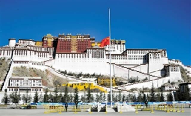 这是西藏拉萨布达拉宫广场下半旗志哀。新华社记者张汝锋摄