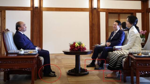 在野党批金建希外交场合穿拖鞋翘腿“失礼”，韩总统府反驳
