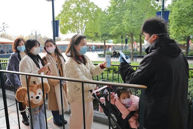 游客需要查验健康码才能进入迪士尼乐园