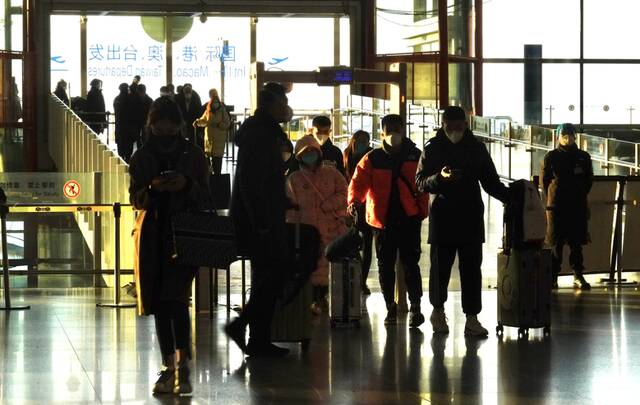 进返京还查核酸、健康码吗？记者探访火车站、机场、检查站