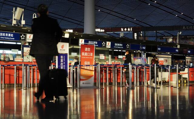 首都机场扫码登记区已撤除，记者体验：过安检后一路畅行