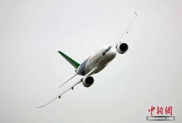 图为C919大型客机在第十四届中国国际航空航天博览会开幕式进行飞行表演。中新社记者孙自法摄