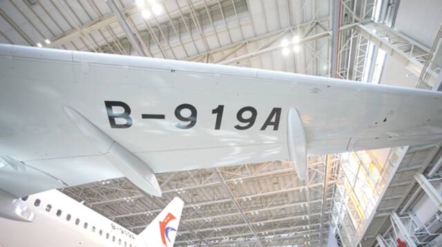 全球首架C919大型客机完成交付后的首飞