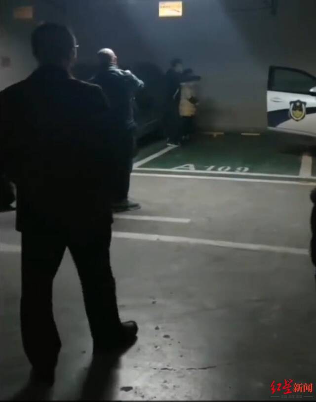 ↑男子劫持男孩母亲到车库的位置视频截图