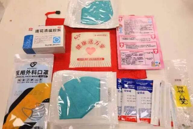 北京西城区为辖区居民发放45万份健康防疫包