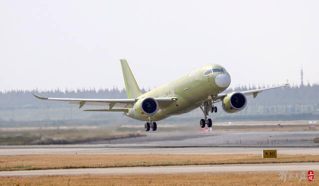 C919大型客机105架机完成首次试验飞行。