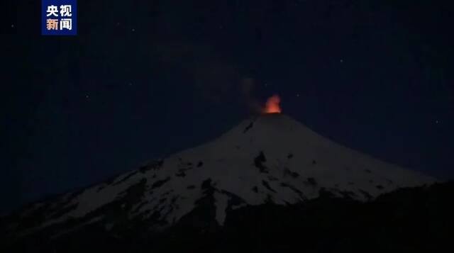 智利维利亚里卡火山出现喷发迹象图/央视新闻