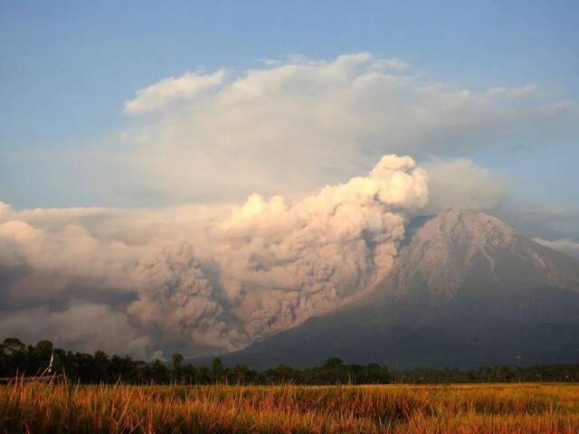12月4日，在印度尼西亚东爪哇省拍摄到的正在喷发的塞梅鲁火山图/新华社