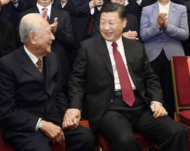 2017年11月17日，全国精神文明建设表彰大会在北京人民大会堂举行。这是习近平邀请黄旭华代表坐在自己身边。新华社记者李学仁摄