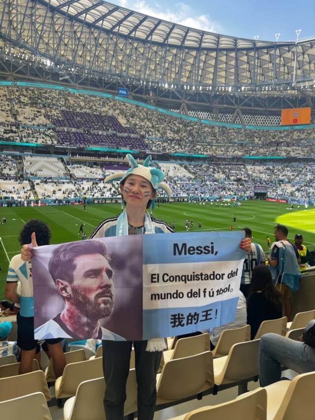 11月22日，卡塔尔卢赛尔球场，阿根廷迎战沙特的比赛前，乔西穿上了阿根廷球衣，带上了给梅西加油的条幅，上面写着“我的王”。受访者供图