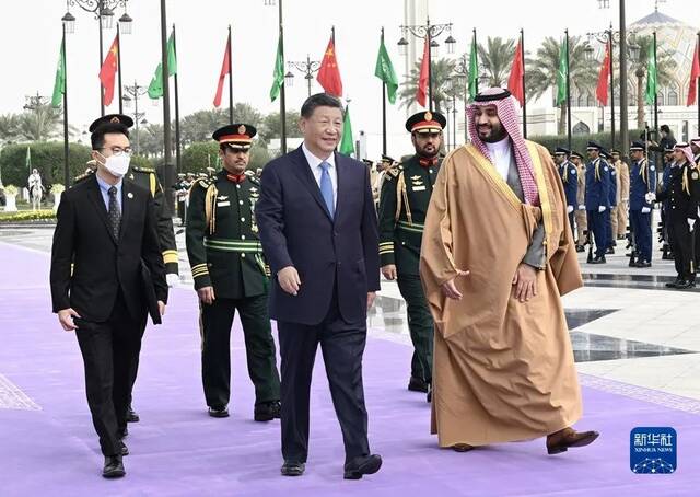 当地时间12月8日中午，沙特王储兼首相穆罕默德代表国王萨勒曼为正在沙特进行国事访问的习近平主席在利雅得王宫举行欢迎仪式