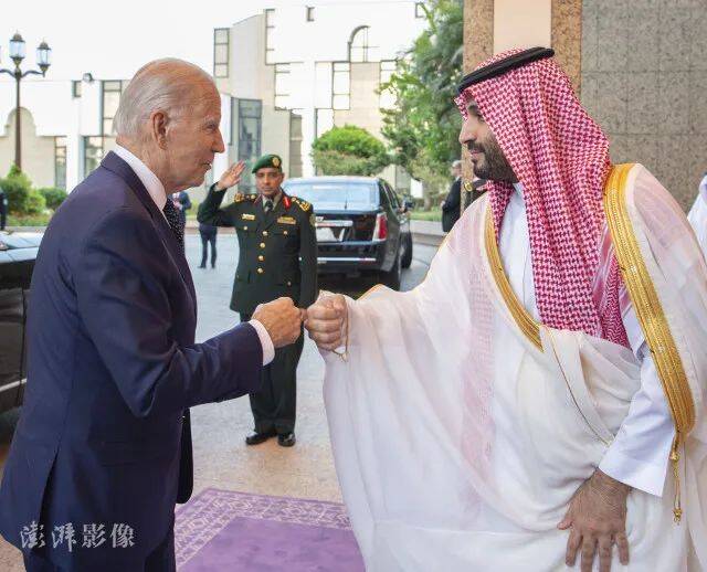 7月15日，拜登与沙特王储穆罕默德·本·萨勒曼碰拳图源：澎湃影像