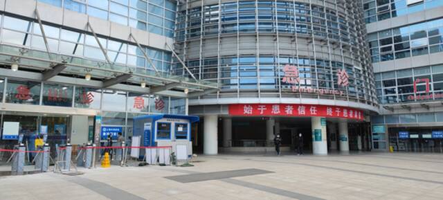  12月11日，上海，长海医院急诊大楼门前。图片来源：澎湃新闻