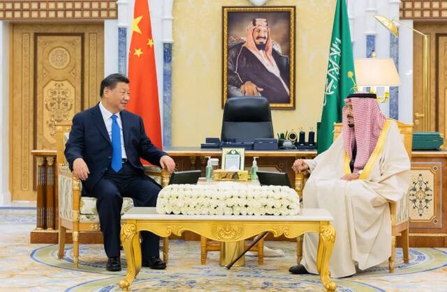 12月8日下午，国家主席习近平在利雅得王宫会见沙特国王萨勒曼。图/新华