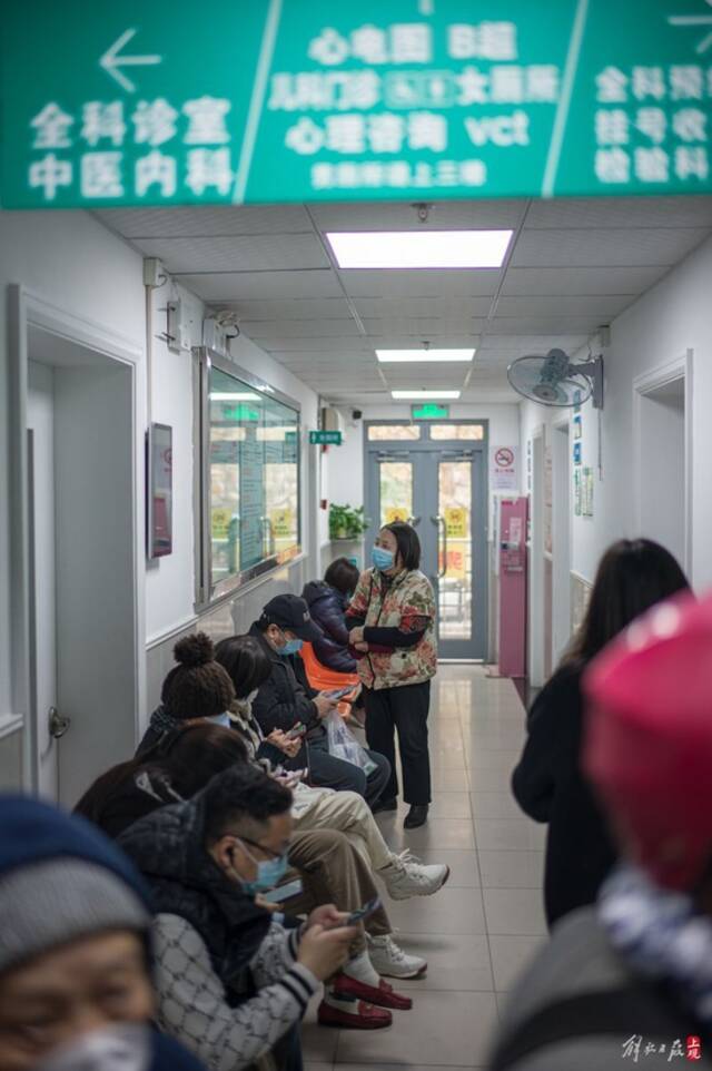 直击上海社区医院：药品供应跟上需求，日常门诊有序开展