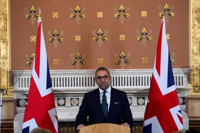 英国外交大臣詹姆斯·克莱弗利向新闻界发表讲话（IC photo）