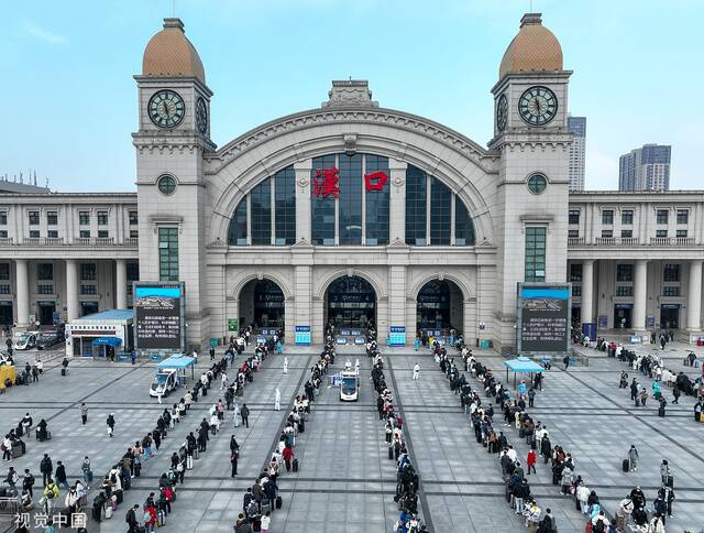 2022年12月8日，武汉，学生在汉口火车站踏上返乡之路。视觉中国资料图