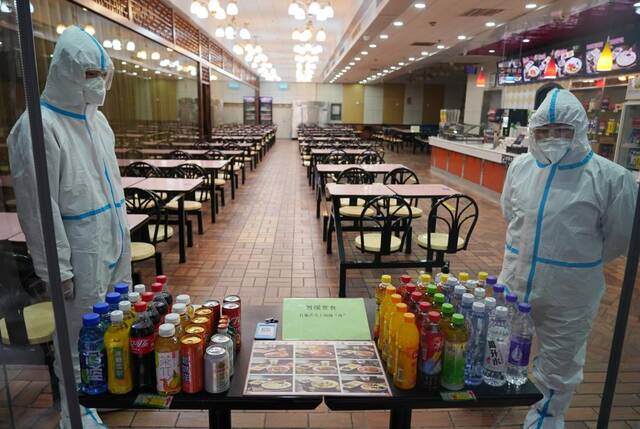 12月12日，北京西站内餐饮堂食还未恢复。新华社记者张晨霖摄