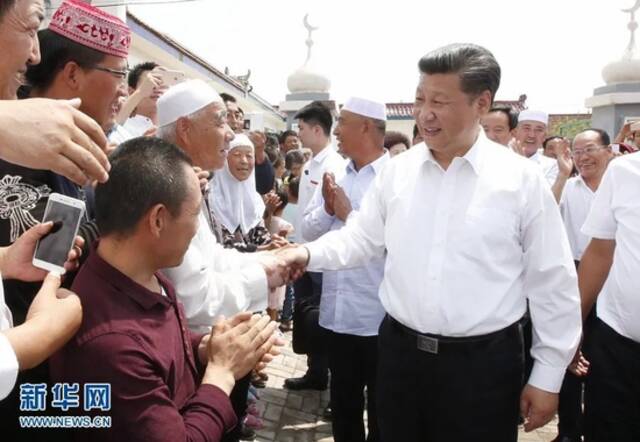 2016年7月18日至20日，习近平在宁夏调研考察。这是7月19日上午，习近平在银川市永宁县闽宁镇原隆移民村，看望慰问移民群众。新华社记者鞠鹏摄