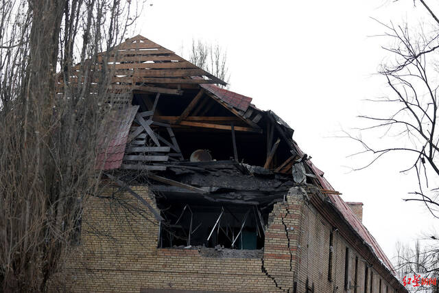 ↑乌克兰基辅，在爆炸中受损的房屋据ICphoto