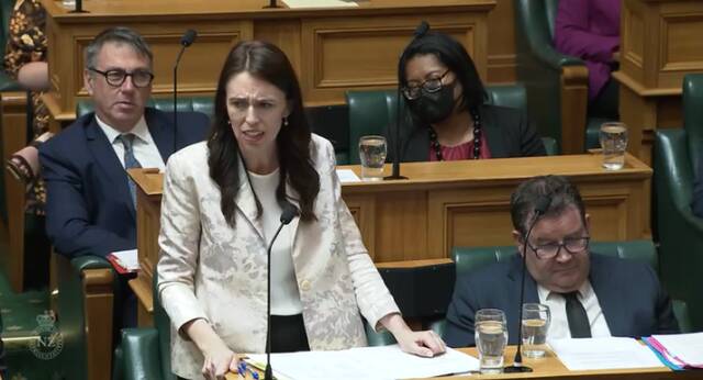 外媒：新西兰总理议会辩论中因没关麦被听到“爆粗”，随后道歉