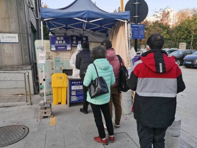 东河春晓核酸采样点浙江在线记者田雨阳摄