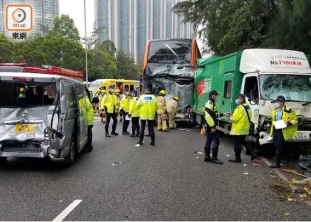 港媒：香港一巴士与两货车相撞，造成1人死亡至少11人受伤