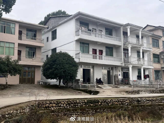 李连英和丈夫胡跃良坐在自家门前