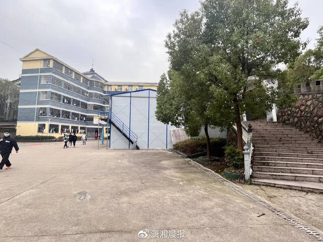 左边为胡鑫宇出来的宿舍楼，右边台阶上去至小山包