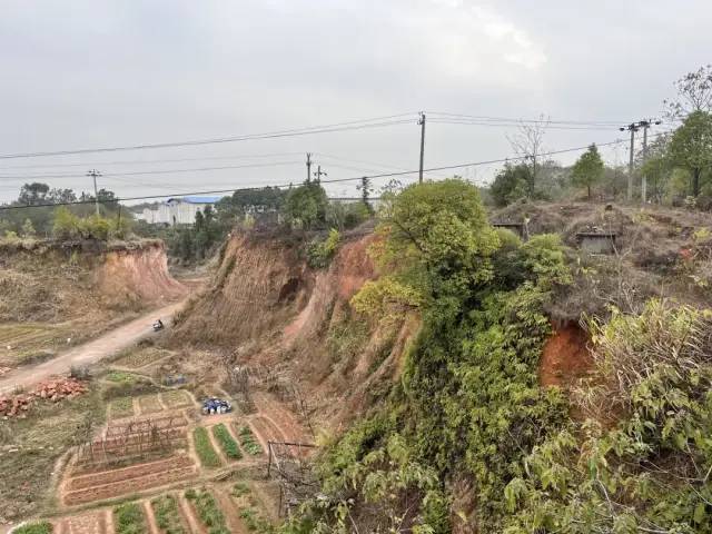 △五楼阳台视野，学校后边是荒山