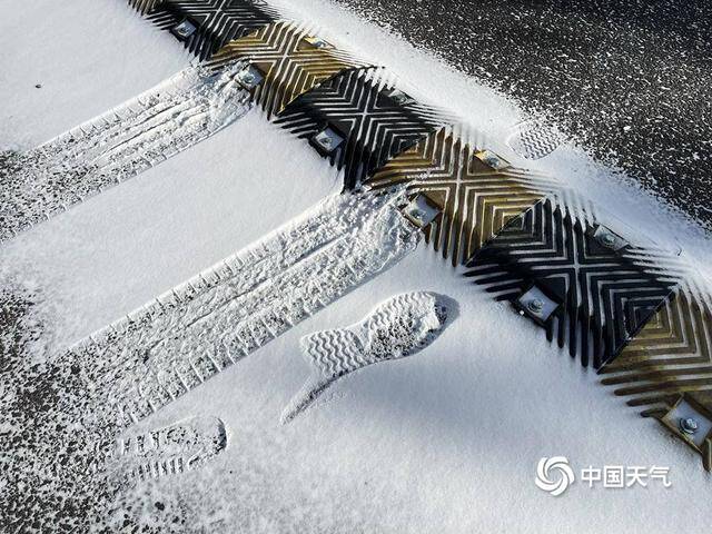 北京冰冻模式继续 延庆飘雪地面仿佛披白纱