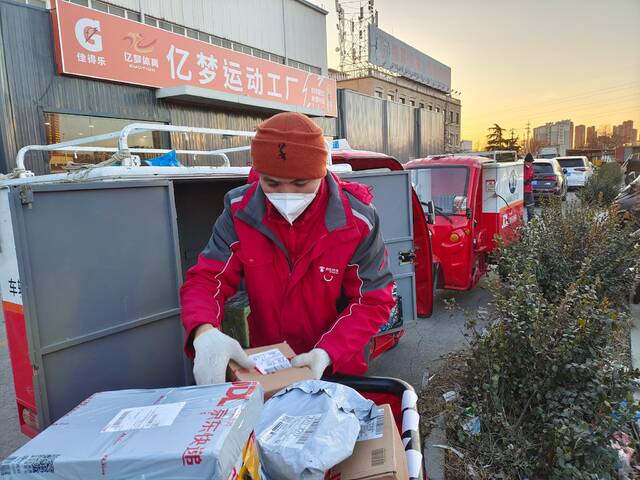 从厦门前来驰援的快递小哥蓝文金正在送快递