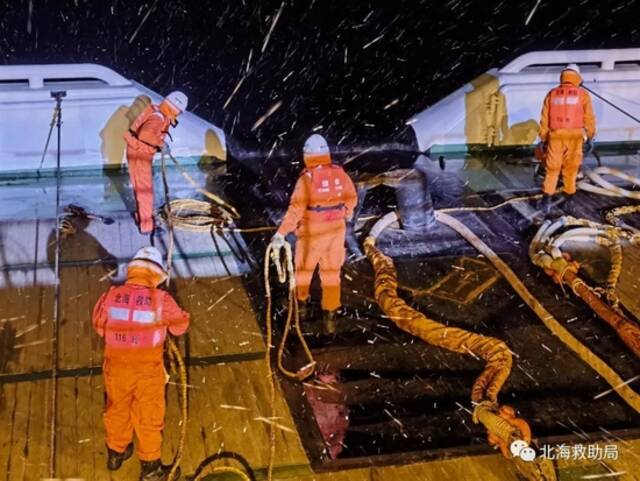 一油船大风浪中失控，“北海救116”轮拖带24小时成功救助