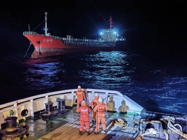 一油船大风浪中失控，“北海救116”轮拖带24小时成功救助