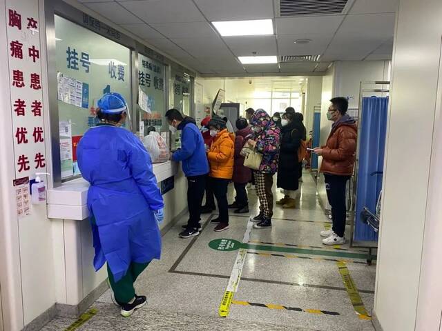 ▲2022年12月15日下午，在北京大学第一医院急诊挂号窗口等待挂号的患者。新京报记者乔迟摄