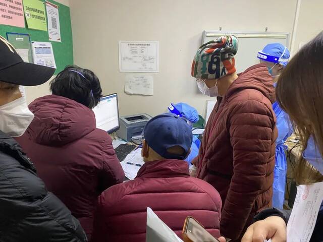 ▲2022年12月15日下午，内科诊室里，医生被来看病的患者包围着。新京报记者乔迟摄